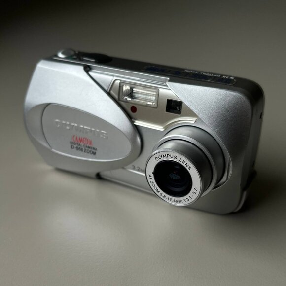 Olympus CAMEDIA D-560 Zoom 3.2MP 3x Zoom Y2k Vntg Digital Camera Silver WORKS - Picture 1 of 10
